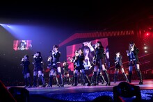 「Beginner」を披露するAKB48 13期研究生。 (C)AKS