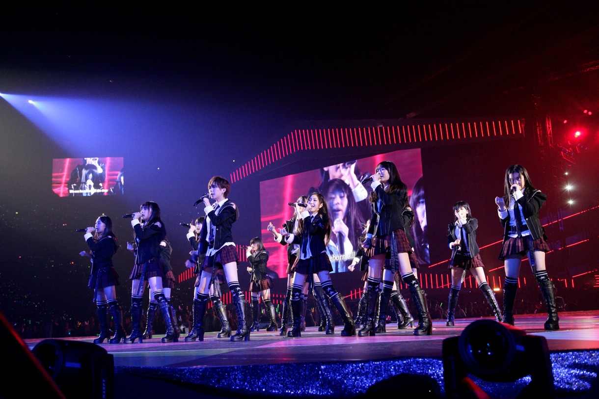 「Beginner」を披露するAKB48 13期研究生。 (C)AKS