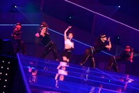 「Dear J」を披露する大島優子（写真中央）。 (C)AKS