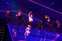 「Dear J」を披露する大島優子（写真中央）。 (C)AKS