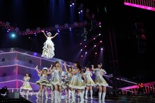 空中浮遊で観客を驚かせた篠田麻里子（写真上方）。 (C)AKS