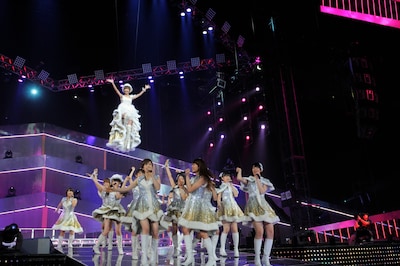 空中浮遊で観客を驚かせた篠田麻里子（写真上方）。 (C)AKS