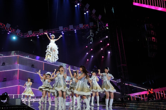 空中浮遊で観客を驚かせた篠田麻里子（写真上方）。 (C)AKS