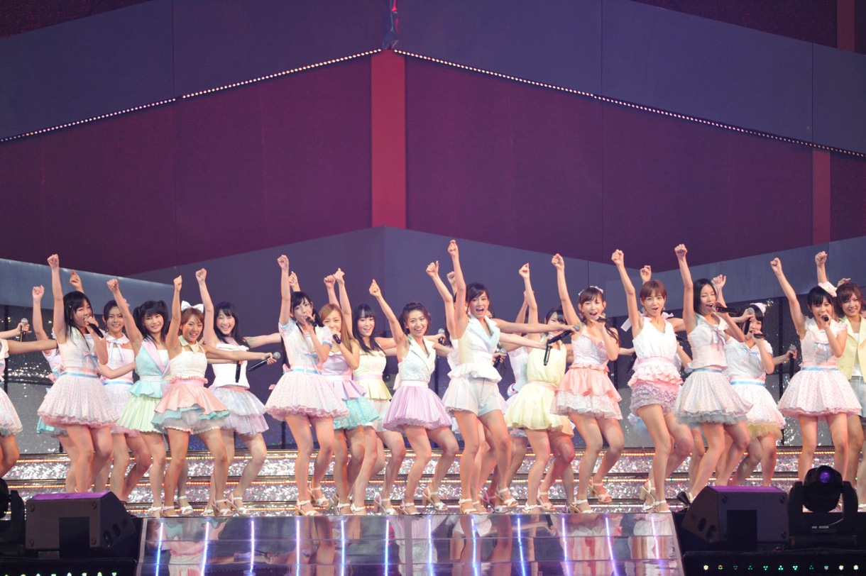新曲「真夏のSounds good!」を披露する新選抜メンバー。 (C)AKS