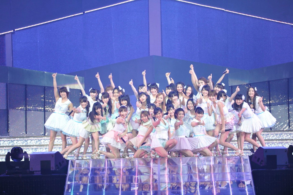 新曲「真夏のSounds good!」を披露する新選抜メンバー。 (C)AKS