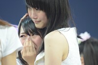 松井珠理奈のAKB48加入を聞き泣き崩れる高柳明音（写真左）と松井玲奈（右）。 (C)AKS