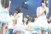 松井珠理奈（写真右）のAKB48加入を聞き泣き崩れる高柳明音と松井玲奈（左）。 (C)AKS
