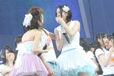 突然のAKB48加入発表に驚く松井珠理奈（写真右）と、それを迎える秋元才加、大島優子（左）。 (C)AKS