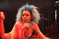 アヴちゃん（Vo）（Photo by 岩根愛）