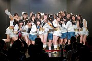 「手をつなぎながら」を歌唱するSKE48メンバー。