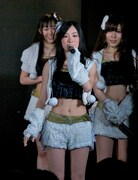 ニューシングル発売をファンに告げる矢神久美。