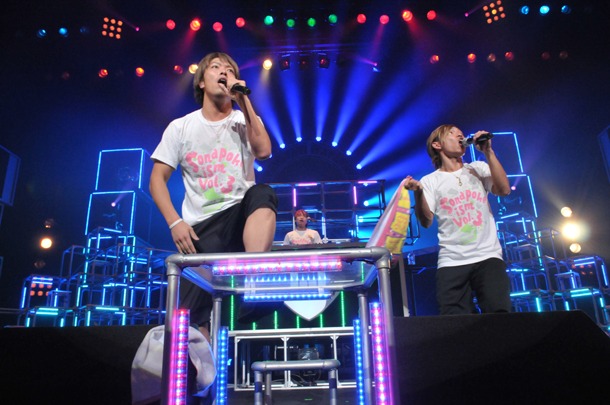写真は全国ツアー「ソナポケイズムvol.3」から、3月24日に地元・名古屋センチュリーホールで行われたライブの模様。