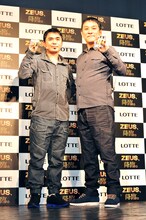 フォトセッションに応じる電気グルーヴ。