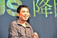 メディアアートのパフォーマンスに備え、あごにセンサーを取り付けられた石野卓球。