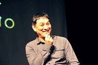 メディアアートのパフォーマンスに備え、ガムを噛み始めるピエール瀧。報道陣へのサービスも忘れない。