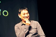 メディアアートのパフォーマンスに備え、ガムを噛み始めるピエール瀧。報道陣へのサービスも忘れない。