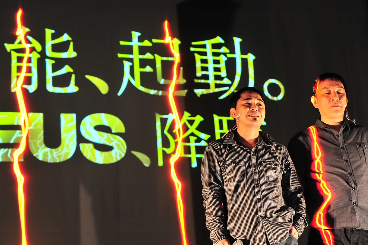 電気グルーヴによるメディアアートパフォーマンスの様子。2人がガムを噛む動作にあわせ、ステージ後方スクリーンに稲光が縦横無尽に走った。