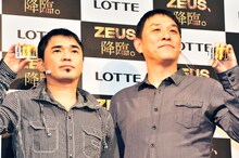 フォトセッションに応じる電気グルーヴ。