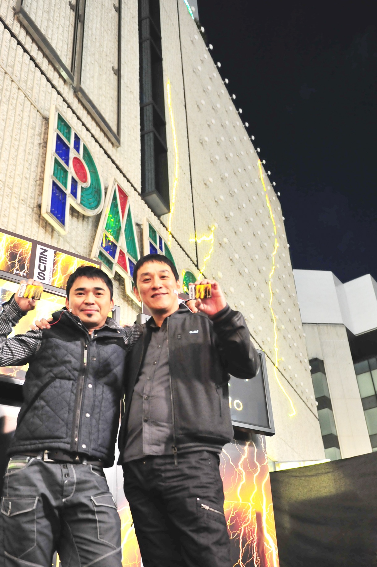 渋谷PARCOパート1前でメディアアートを実践する電気グルーヴ。