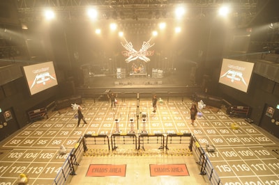 写真は会場設営中の様子。