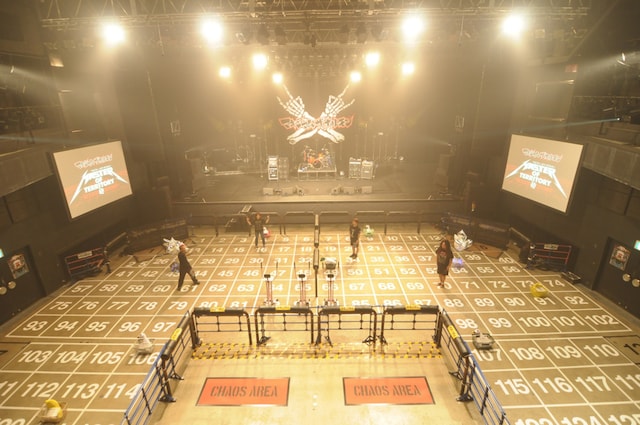 写真は会場設営中の様子。