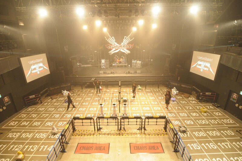 写真は会場設営中の様子。