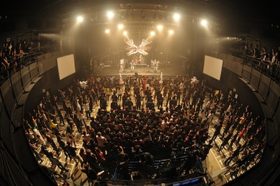 観客でマス席が埋めつくされたフロア。席によって白鳥の着ぐるみなどのオプションが用意された。