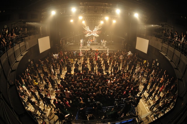 観客でマス席が埋めつくされたフロア。席によって白鳥の着ぐるみなどのオプションが用意された。