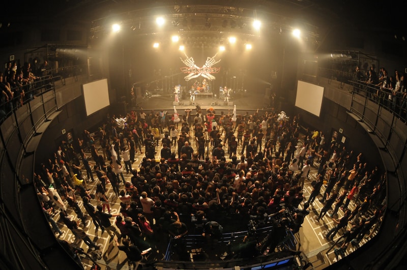 観客でマス席が埋めつくされたフロア。席によって白鳥の着ぐるみなどのオプションが用意された。