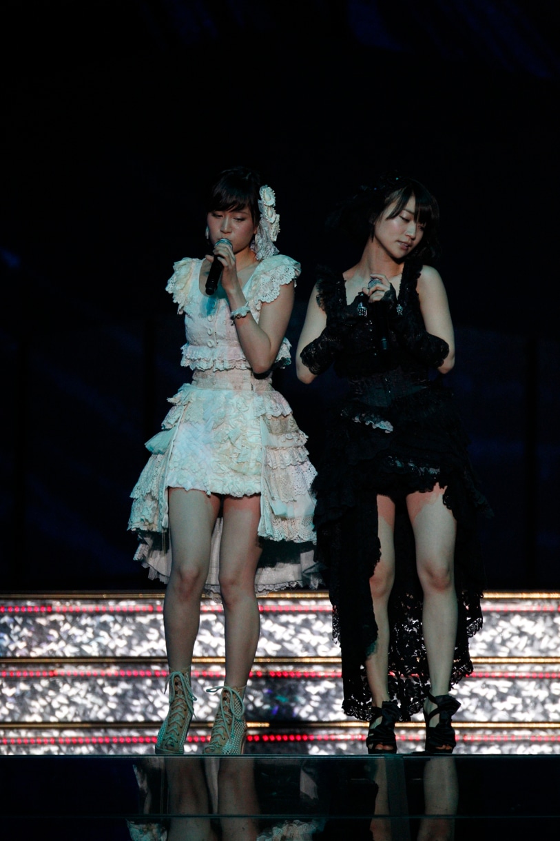 写真左から前田敦子、大島優子。 (C)AKS