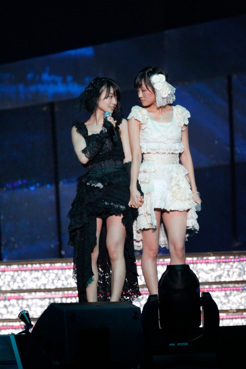 写真左から大島優子、前田敦子。 (C)AKS