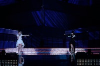 写真左から前田敦子、大島優子。 (C)AKS