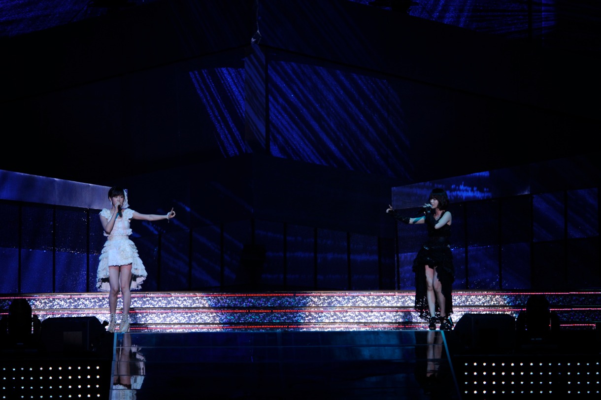 写真左から前田敦子、大島優子。 (C)AKS