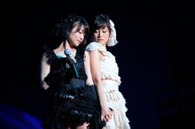 写真左から大島優子、前田敦子。 (C)AKS