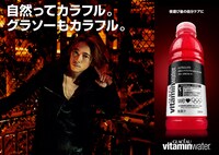 窪塚洋介と「xxx」のコラボビジュアル。都会の闇に覆われた中での、自由で危険な夜遊びを表現。