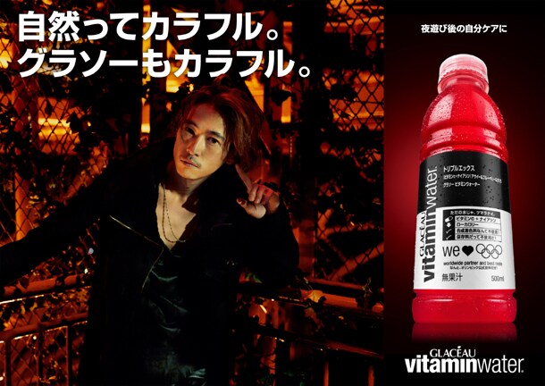 窪塚洋介と「xxx」のコラボビジュアル。都会の闇に覆われた中での、自由で危険な夜遊びを表現。