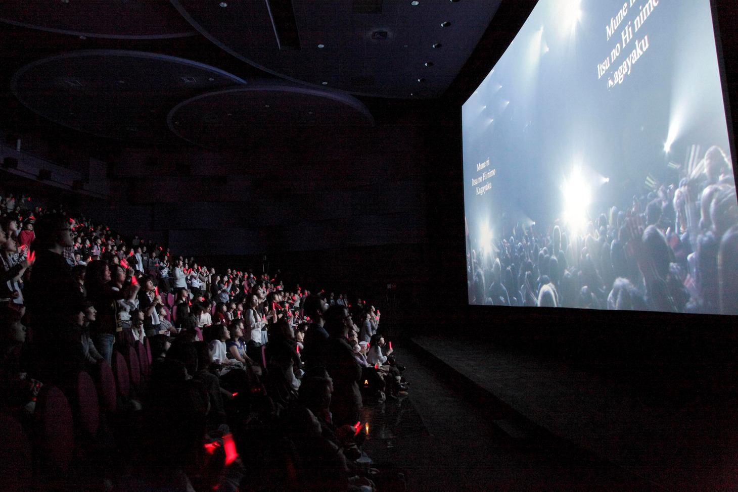「L'Arc-en-Ciel WORLD TOUR 2012」ニューヨーク公演を、TOHOシネマズ六本木ヒルズで堪能する日本のファンたち。