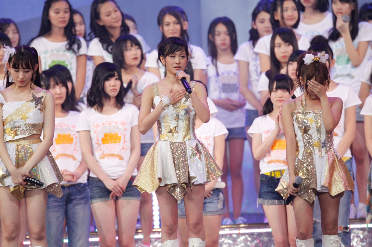 前田敦子（写真中央）の卒業発表に涙する小嶋陽菜（左）、高橋みなみ（右）。 (C)AKS