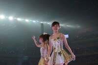 写真左から高橋みなみ、前田敦子。 (C)AKS