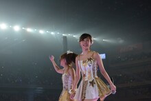 写真左から高橋みなみ、前田敦子。 (C)AKS