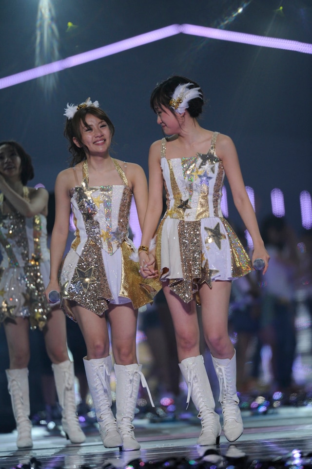 写真左から高橋みなみ、前田敦子。 (C)AKS