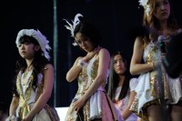 前田敦子の卒業発表に涙する峯岸みなみ、大島優子、板野友美（写真左から）。 (C)AKS