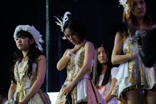 前田敦子の卒業発表に涙する峯岸みなみ、大島優子、板野友美（写真左から）。 (C)AKS