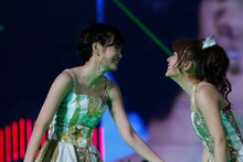 写真左から前田敦子、高橋みなみ。 (C)AKS