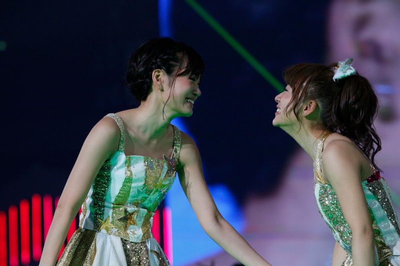 写真左から前田敦子、高橋みなみ。 (C)AKS