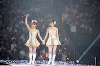 写真左から高橋みなみ、前田敦子。 (C)AKS