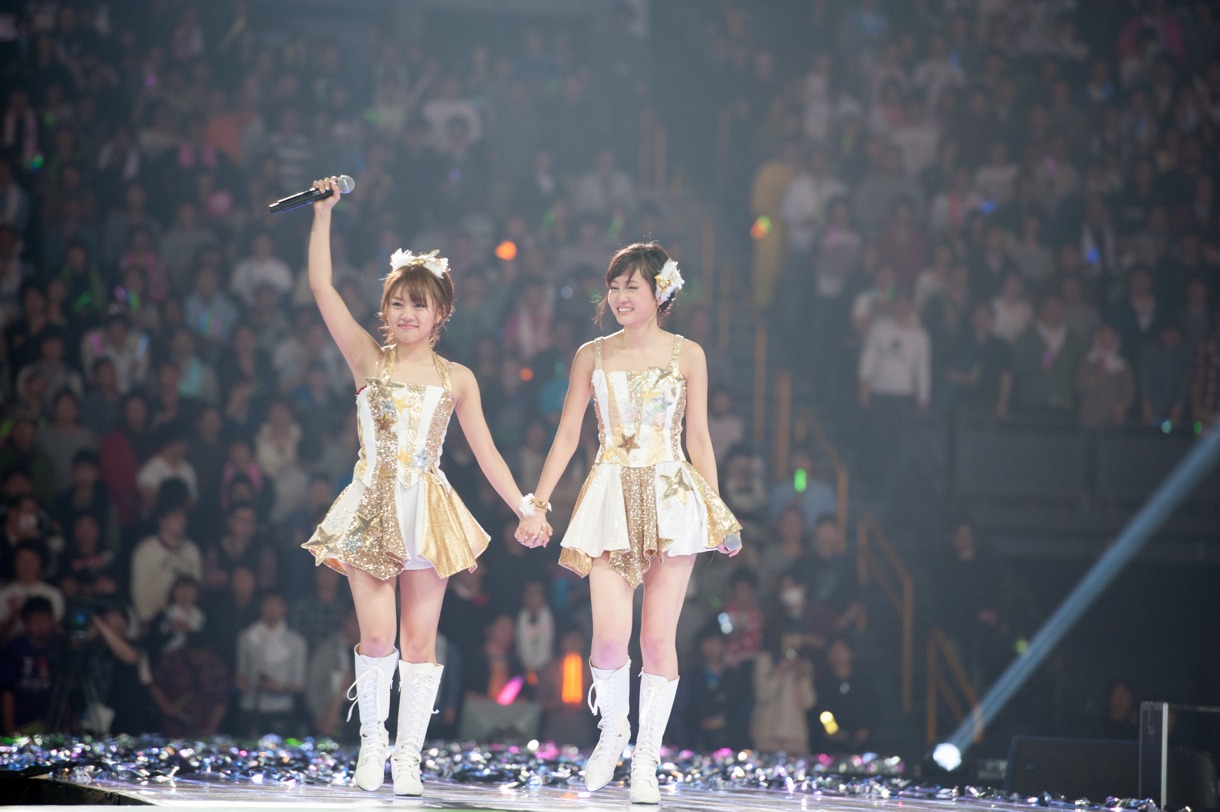 写真左から高橋みなみ、前田敦子。 (C)AKS