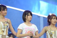 竹内美宥（写真中央） (C)AKS