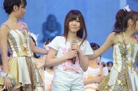 仲俣汐里（写真中央） (C)AKS