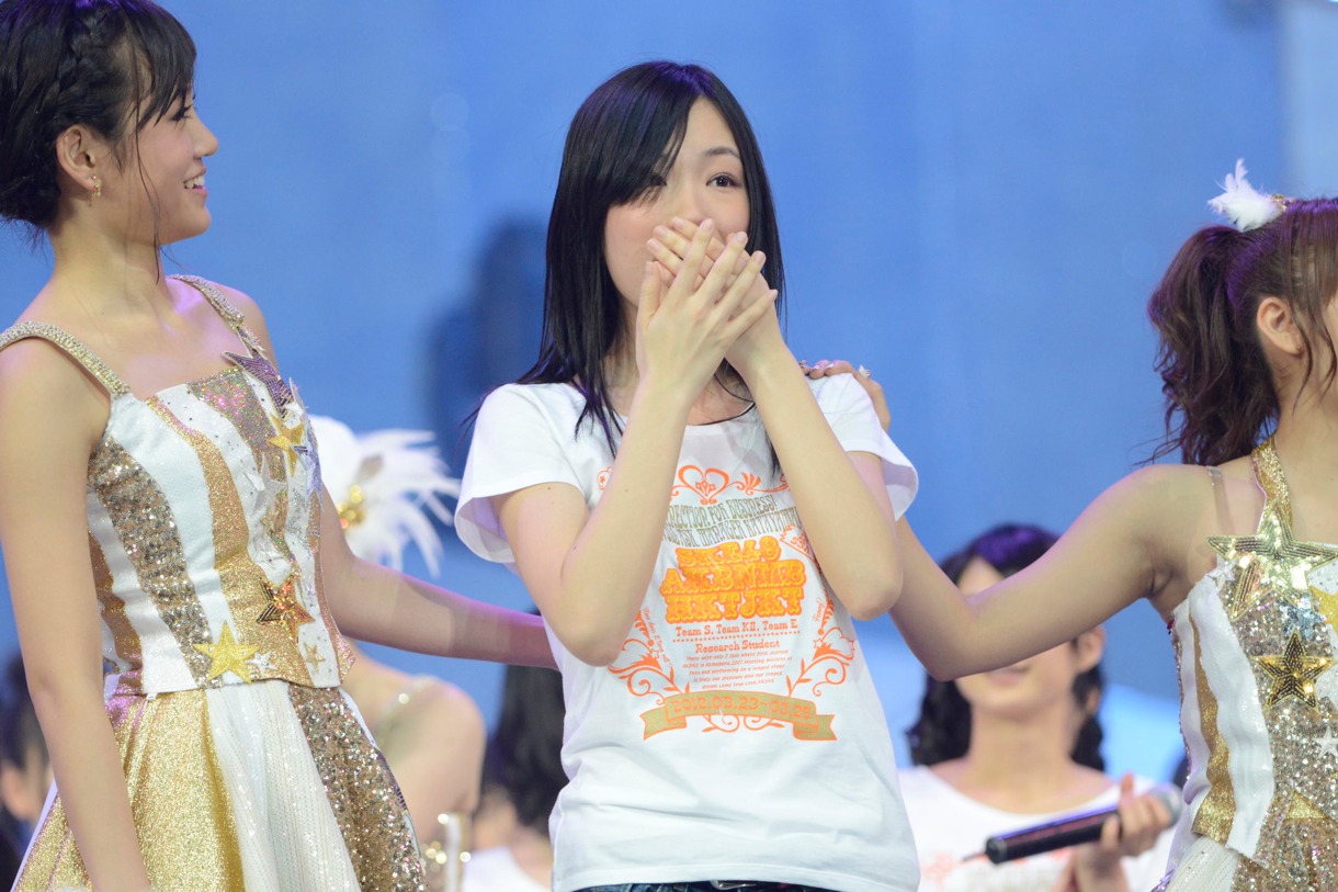 矢神久美（写真中央） (C)AKS